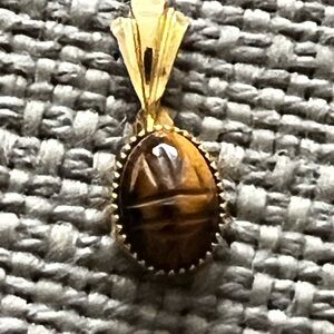 Tiger eye cabochon pendant.